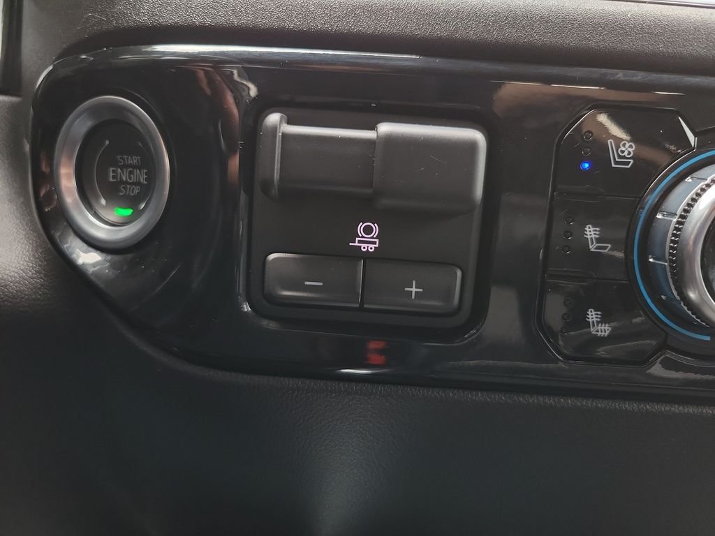 Used 2025 White GMC SLT image 29