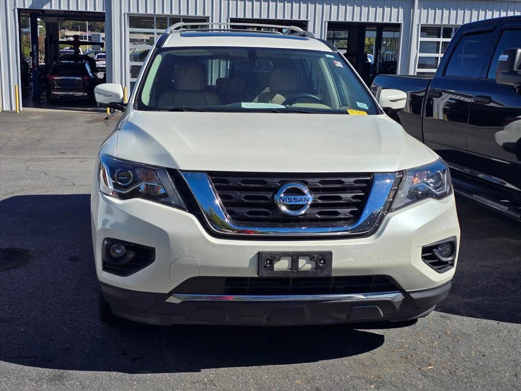 Used 2018 White Nissan Platinum image 10