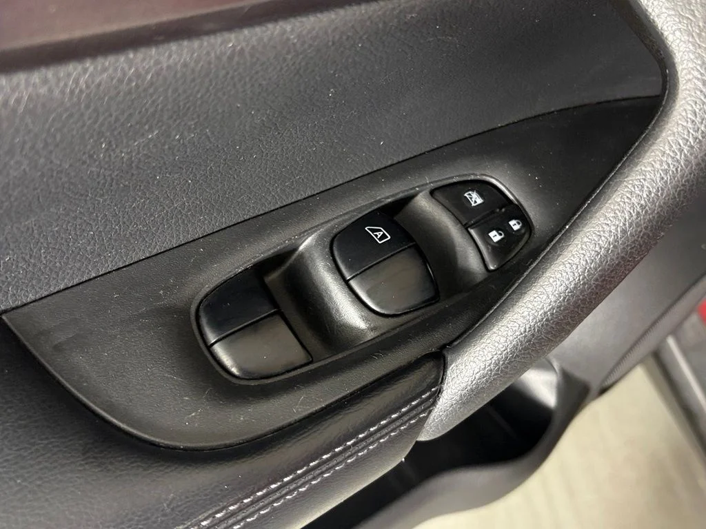 Used 2016 Red Nissan S image 13
