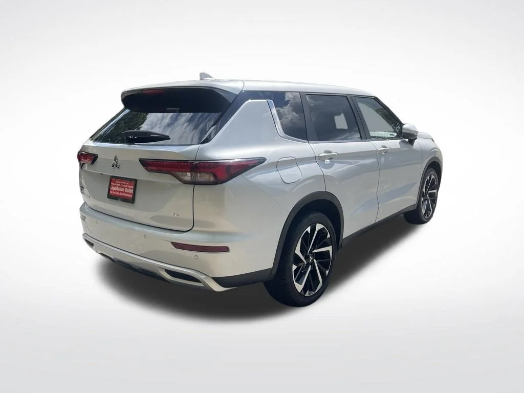 Used 2024 White Mitsubishi SE image 4