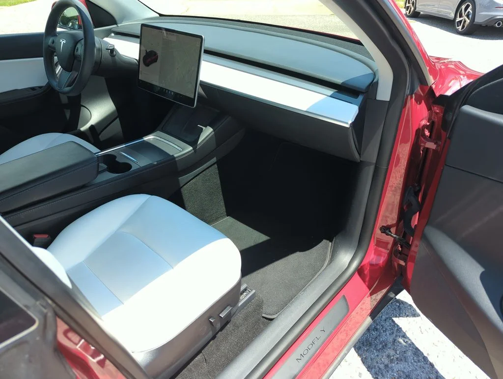 Used 2022  Tesla Performance image 33