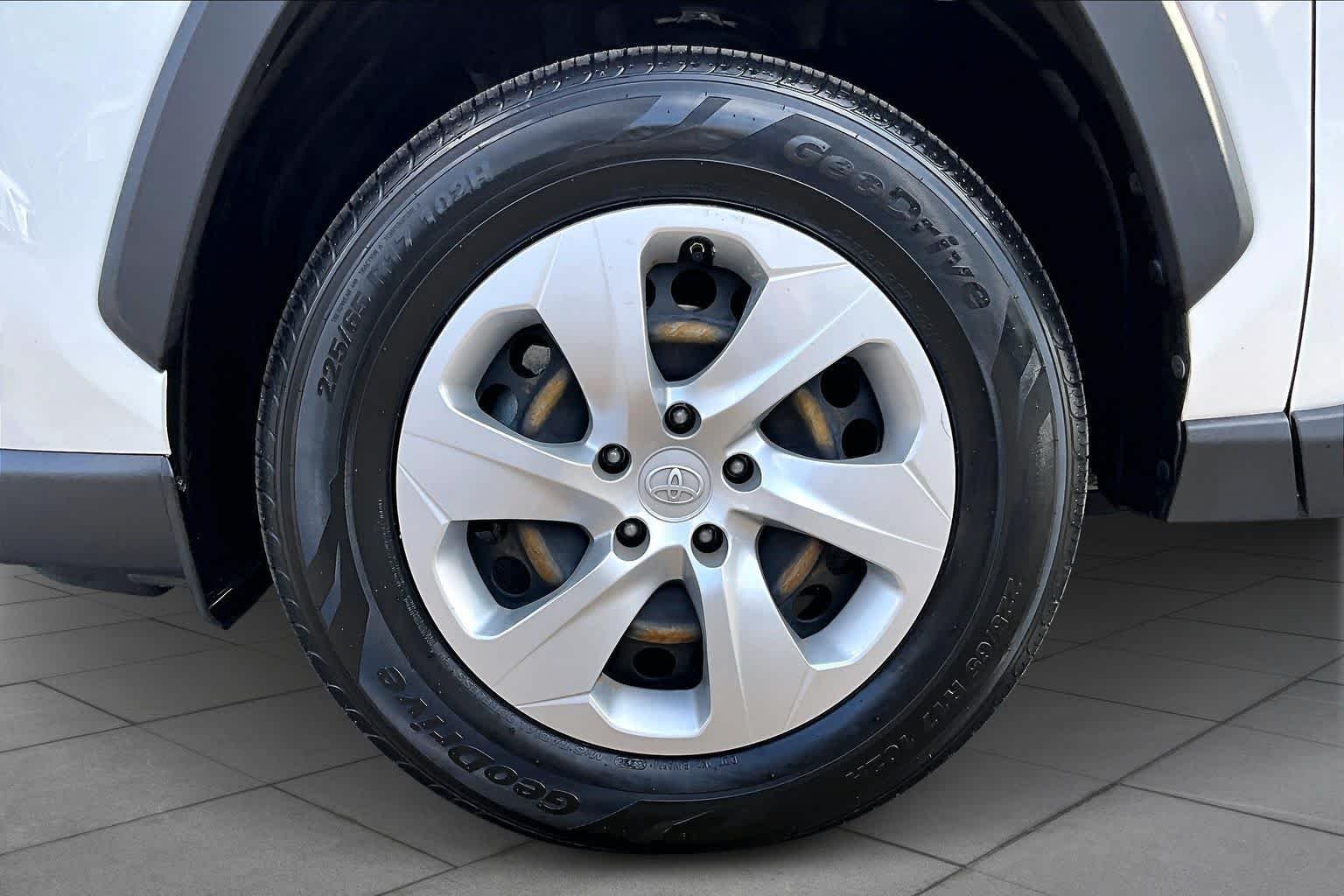 Used 2023 Ice Cap Toyota LE image 9