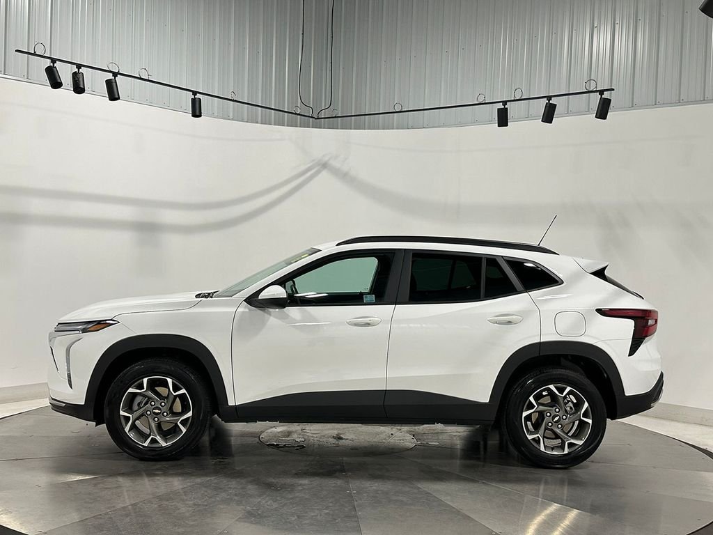 Used 2025 White Chevrolet LT image 14
