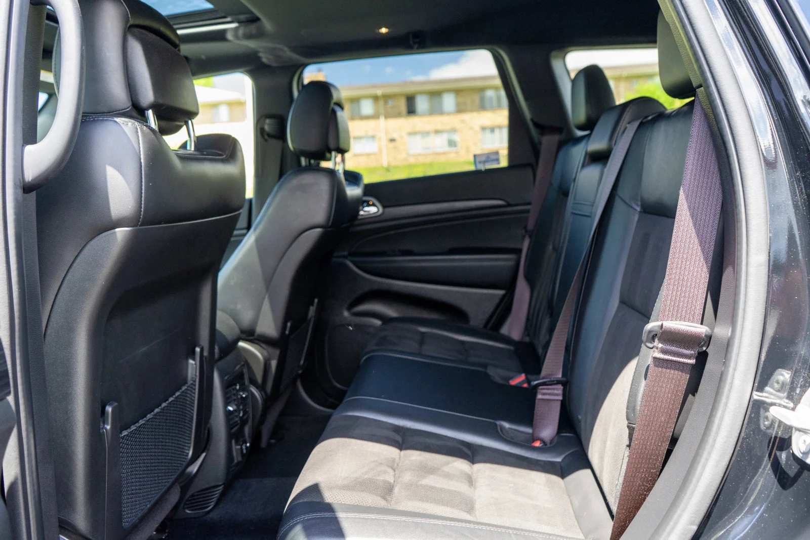 Used 2022 Diamond Black Crystal Pearlcoat Jeep Laredo X image 30