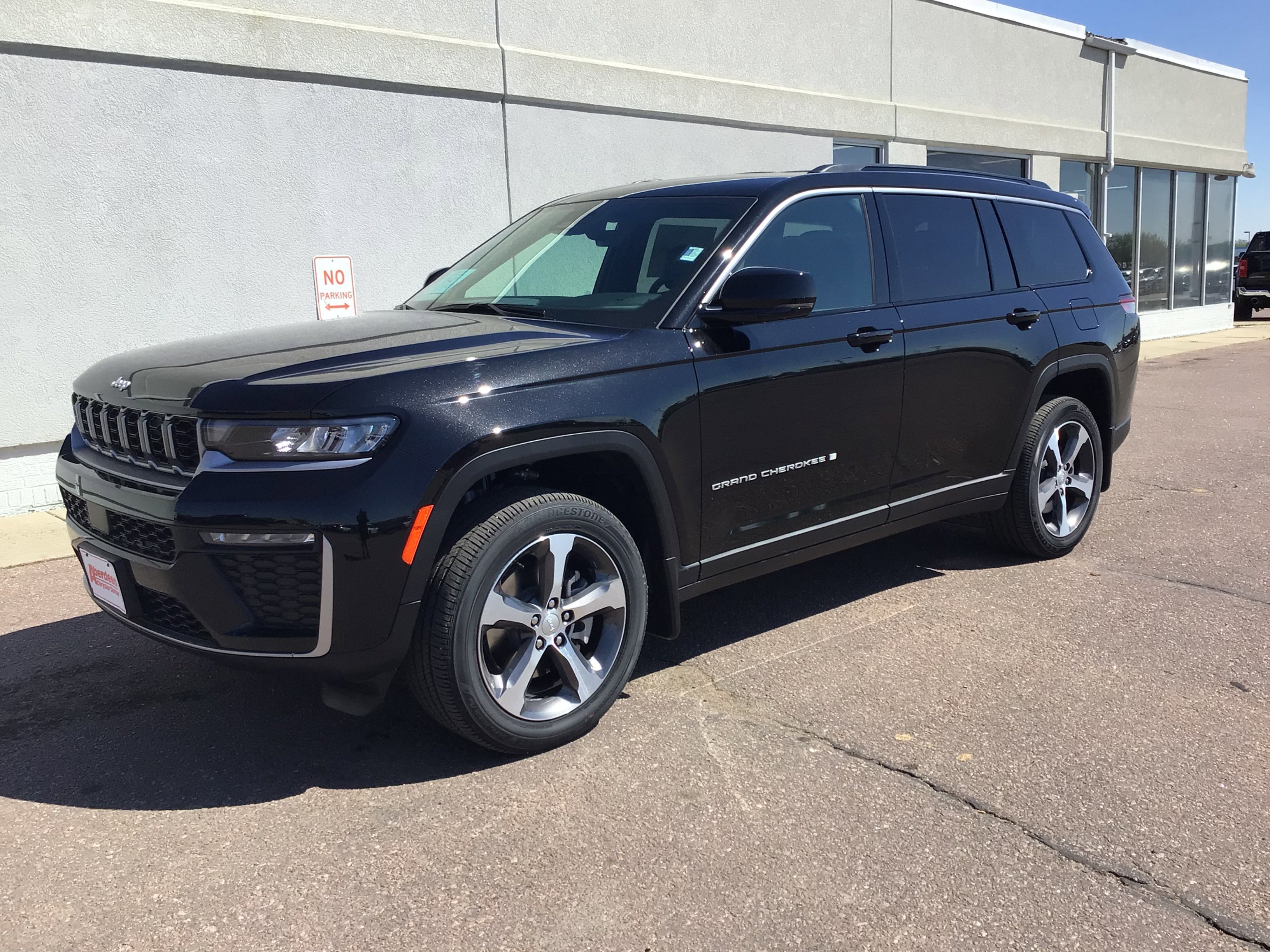 New 2026 Diamond Black Crystal Pearl-Coat Exterior Paint Jeep Limited image 2