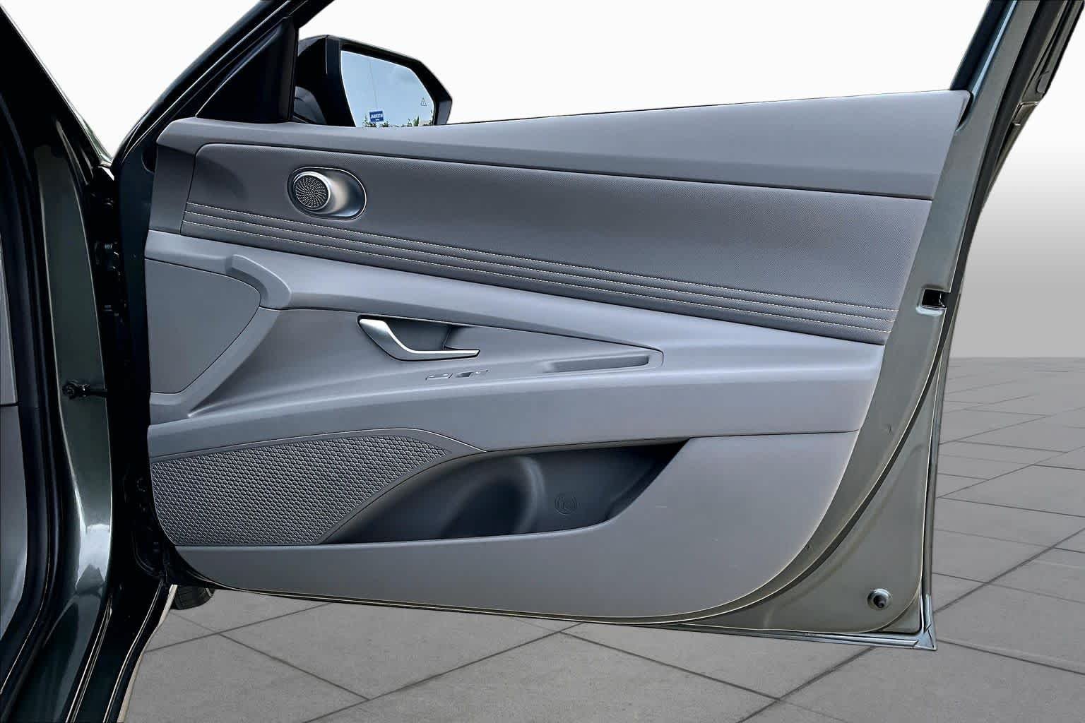 Used 2025 Amazon Gray Hyundai SEL Sport image 21