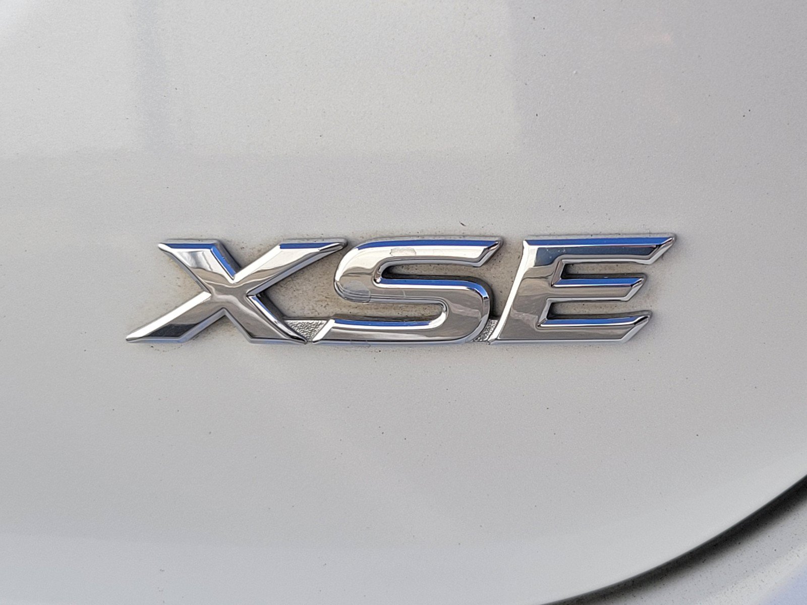 Used 2020 WIND CHILL PEARL Toyota XSE image 9