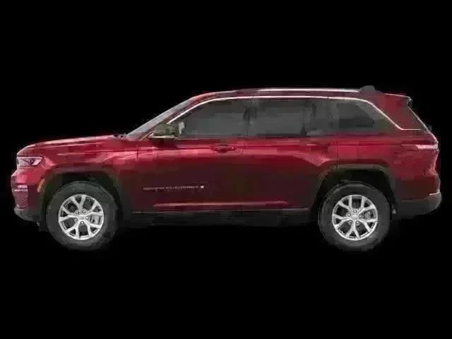 New 2025 Velvet Red Pearl-Coat Exterior Paint Jeep Laredo X image 3