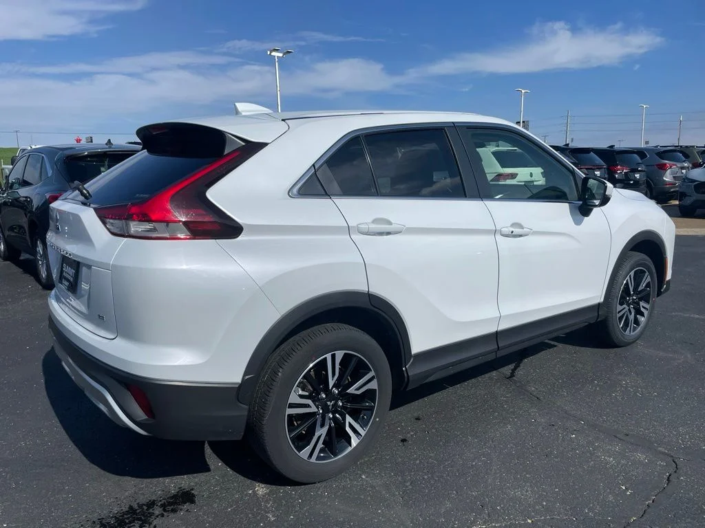 Used 2024 Silver Mitsubishi SE image 4