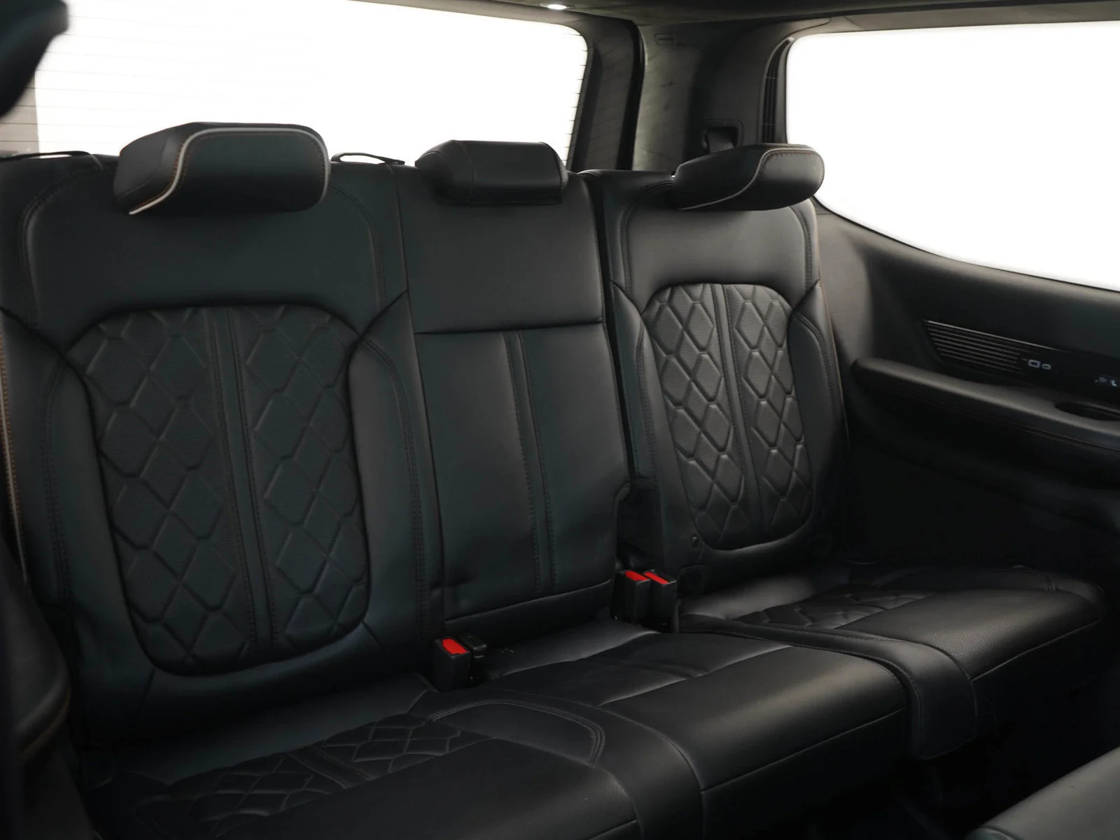 Used 2023 Diamond Black Crystal Pearlcoat Jeep Series III image 15