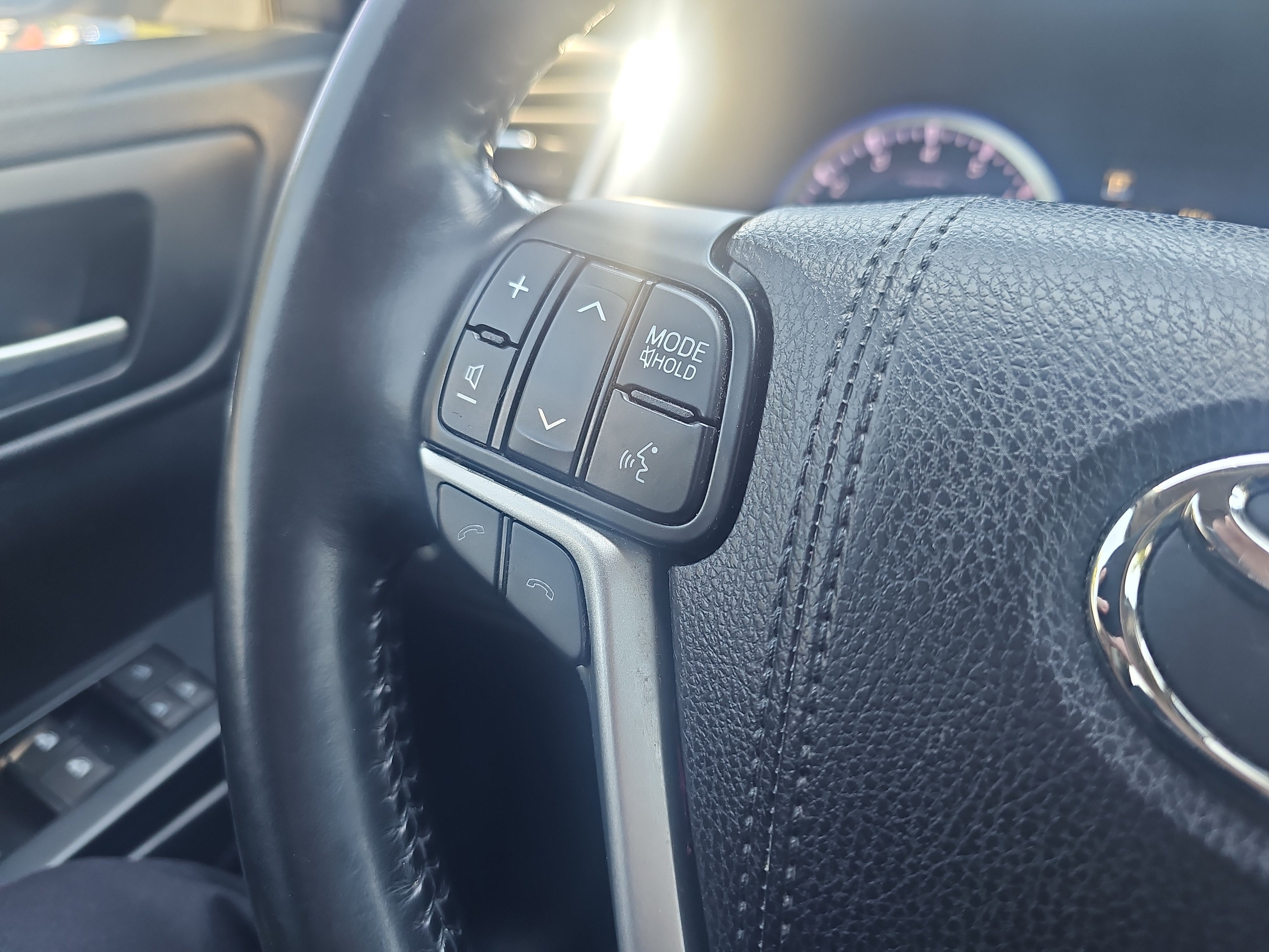 Used 2018 Predawn Gray Mica Toyota XLE image 20