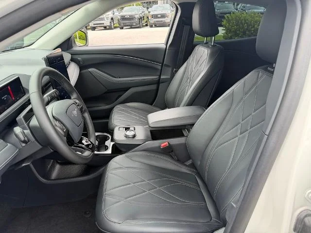 Used 2024 White Metallic Ford Select image 37