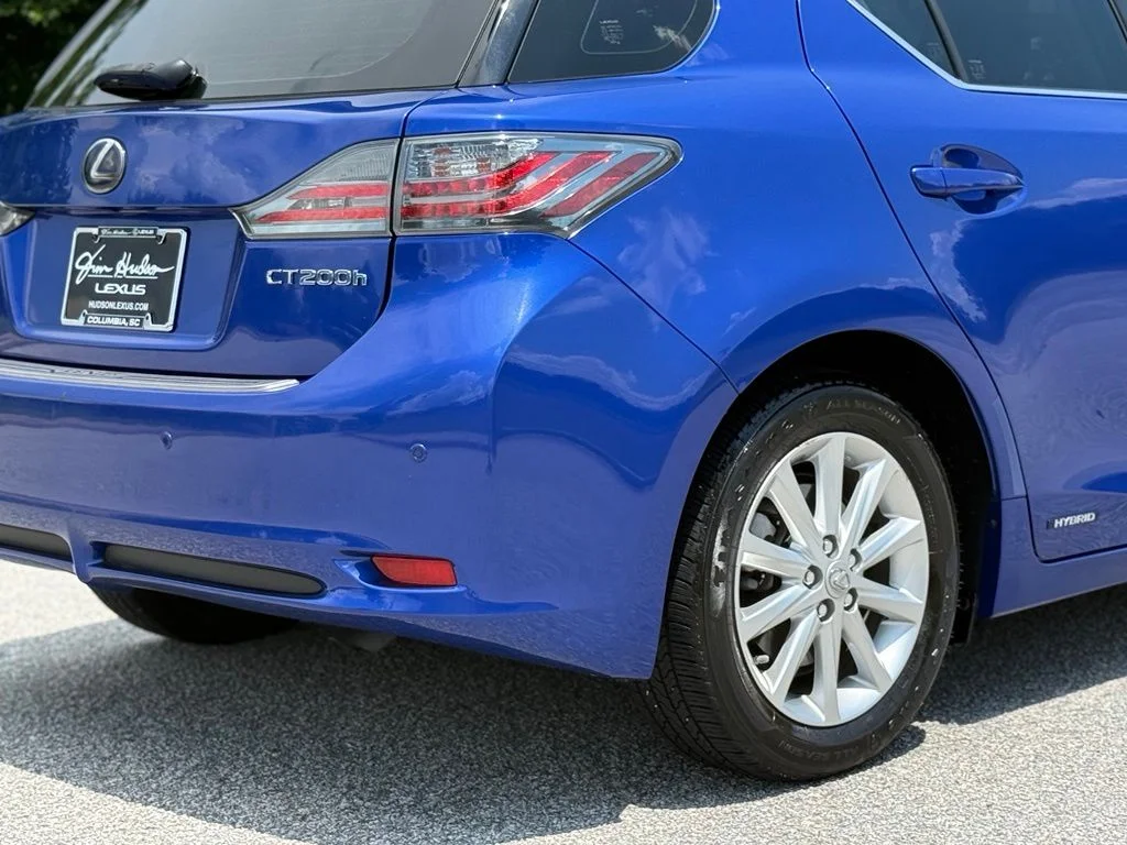 Used 2013 Blue Lexus 200h image 13