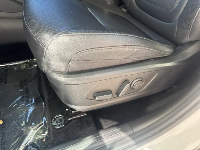 Used 2025 White Hyundai SEL image 28