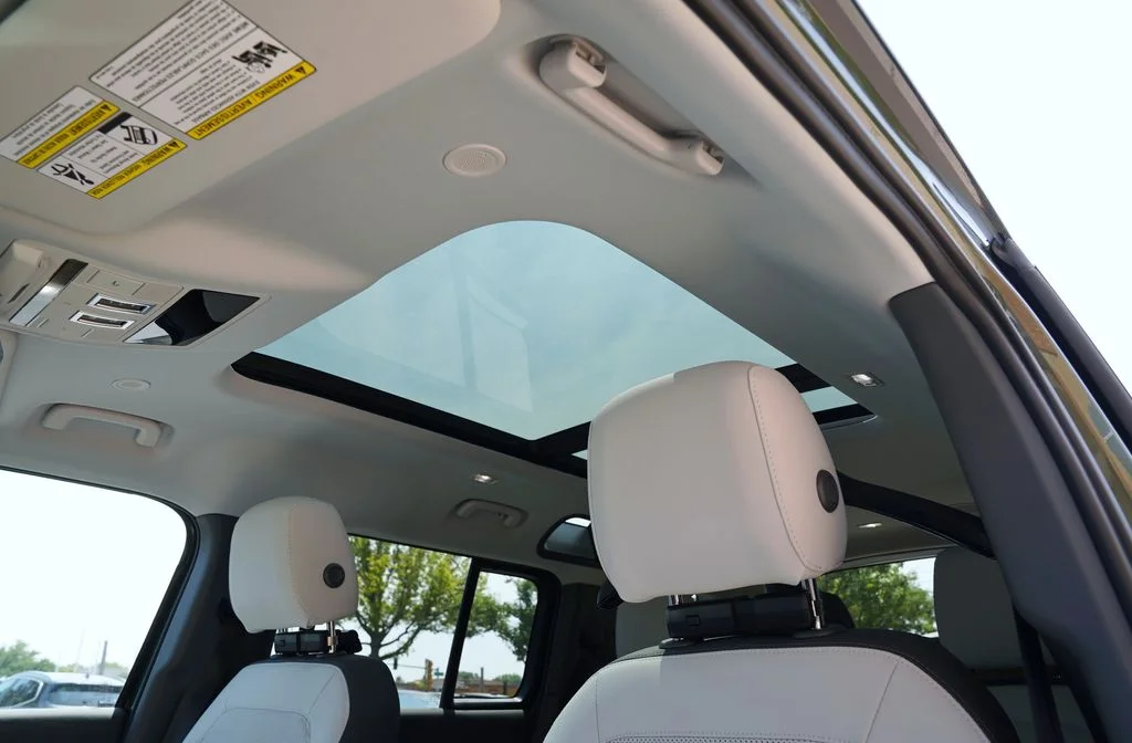 New 2026 Woolstone Green Land Rover X-Dynamic SE image 14