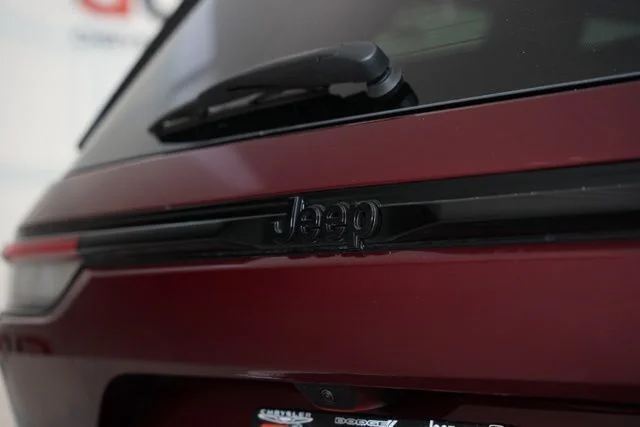 New 2025 Velvet Red Pearl-Coat Exterior Paint Jeep Altitude X image 38