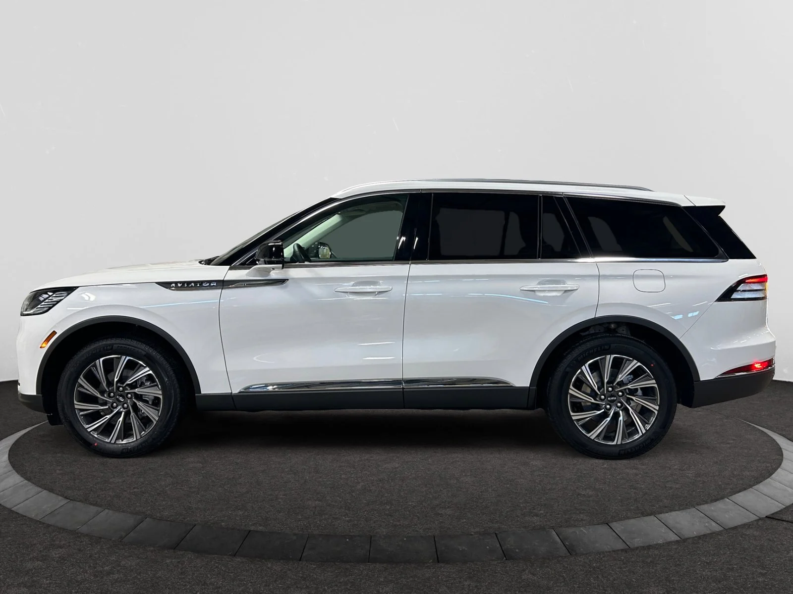 New 2026 Pristine White Metallic Tri-Coat Lincoln Premiere image 2