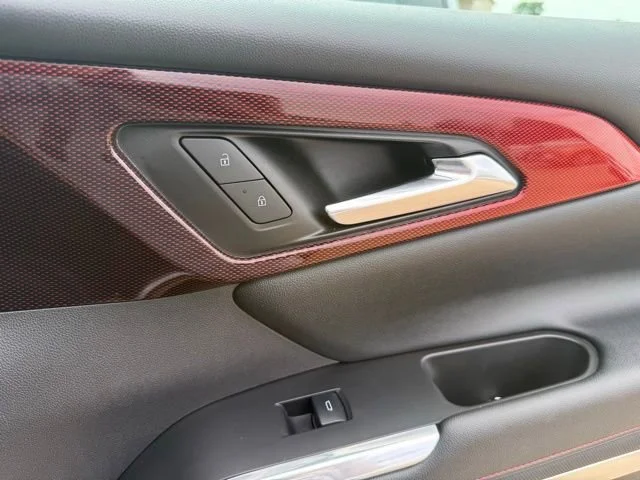Used 2025 Iridescent Pearl Tricoat Chevrolet Z71 image 55