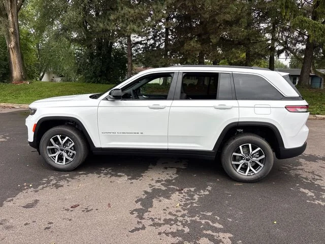 New 2027 White/off-white Jeep Laredo X image 6