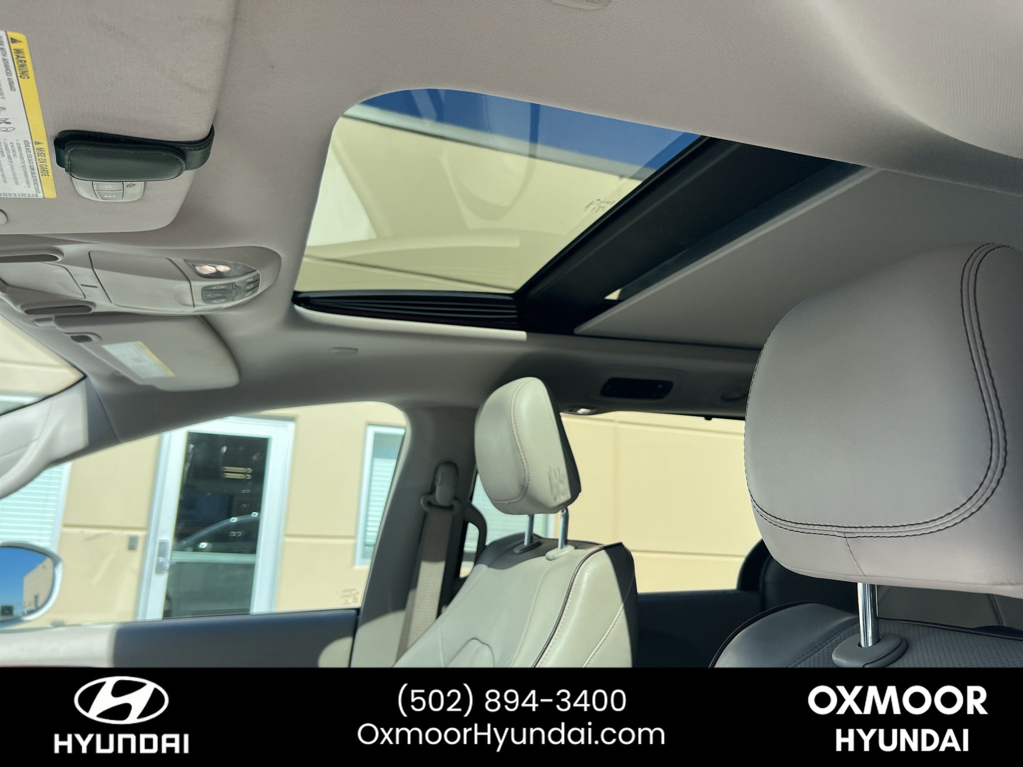 Used 2017 Bright White Clearcoat Chrysler Limited image 4