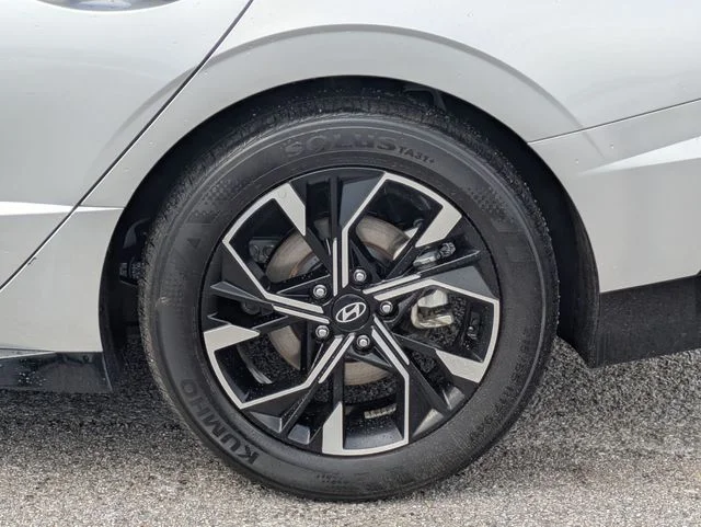 Used 2025 Silver Hyundai SEL image 9