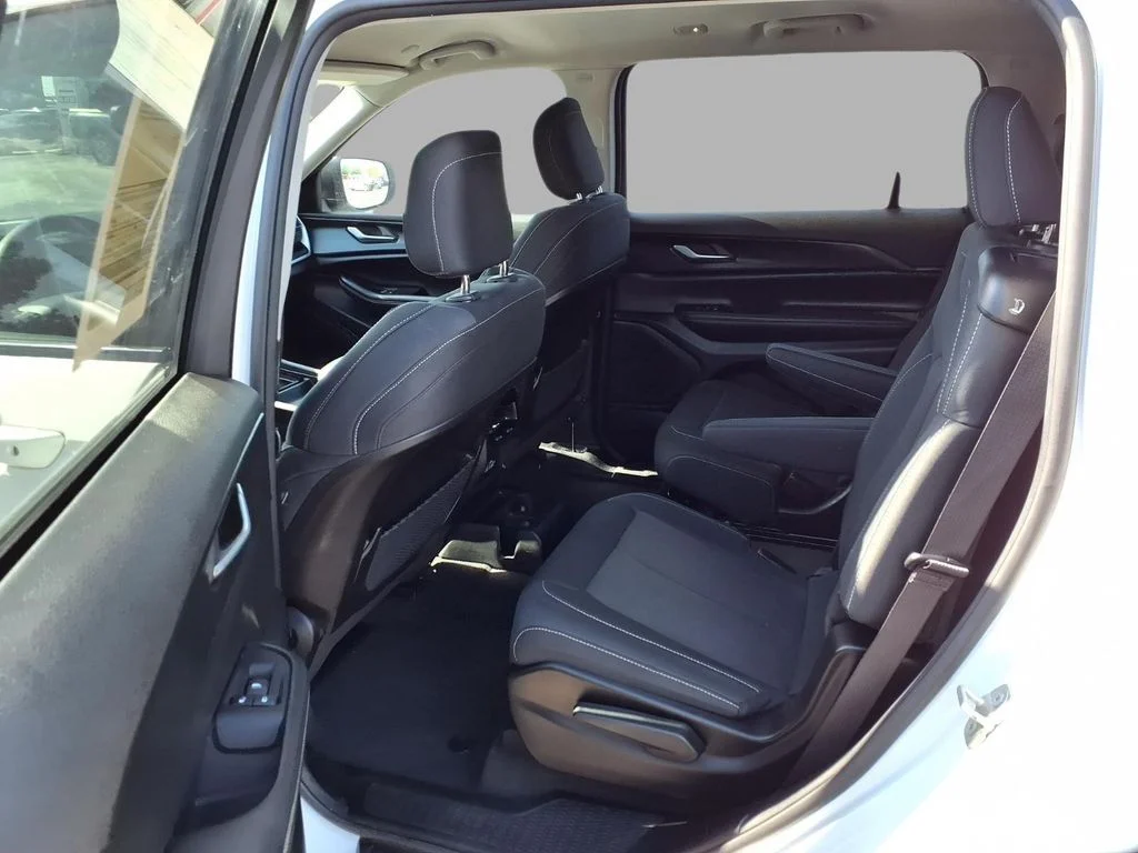 Used 2023 White/off-white Jeep Laredo image 26