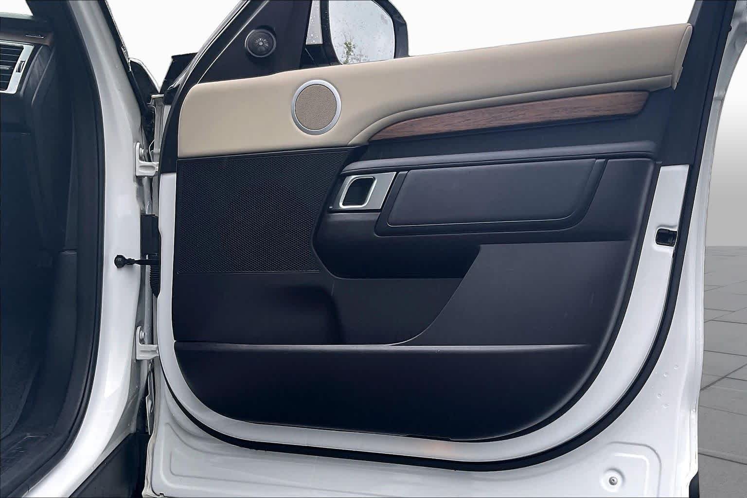 Used 2019 Fuji White Land Rover SE image 24