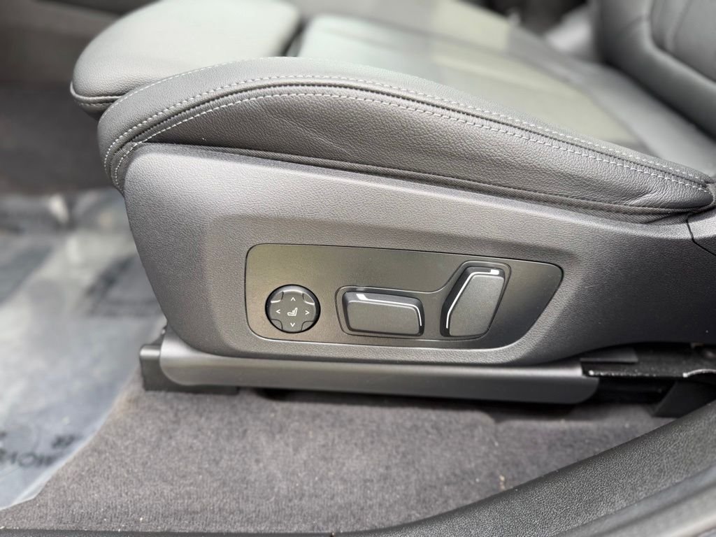 Used 2024 Gray BMW xDrive30i image 22