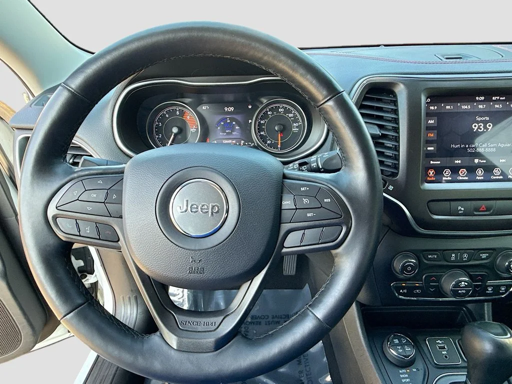 Used 2019 Bright White Clearcoat Jeep Trailhawk image 11