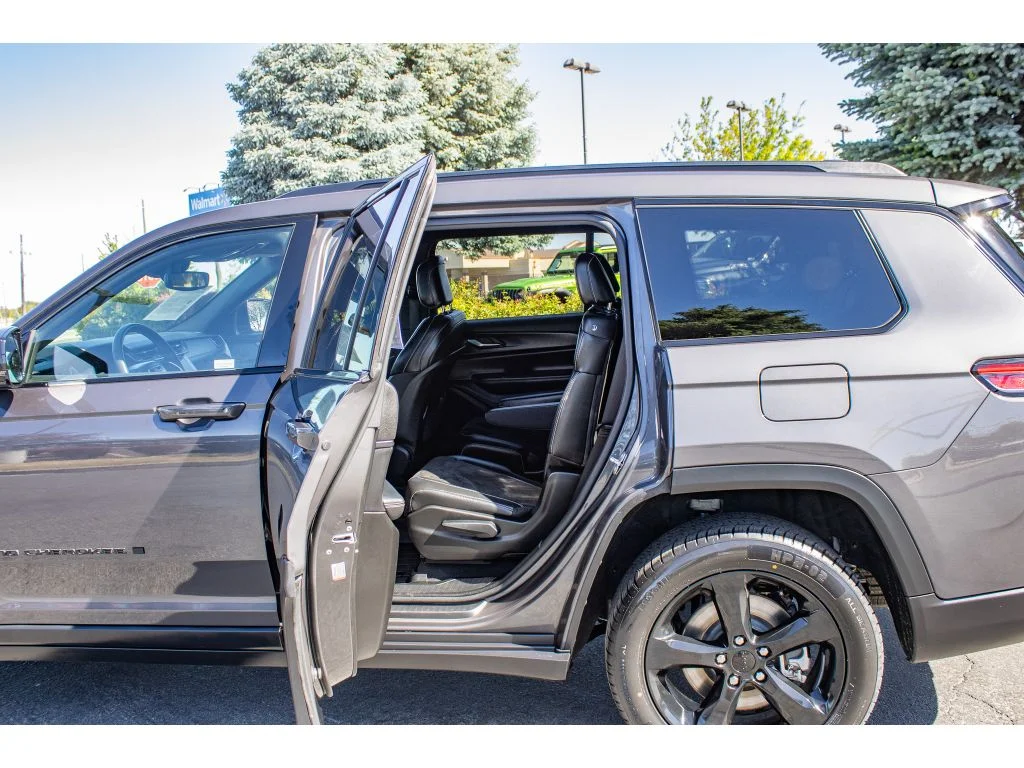 Used 2023 Baltic Gray Metallic Clearcoat Jeep Altitude image 17