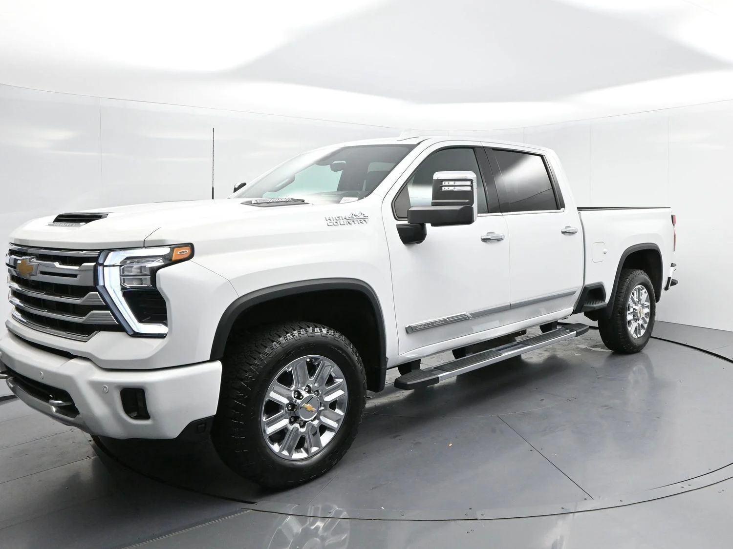 Used 2024 Summit White Chevrolet High Country image 3