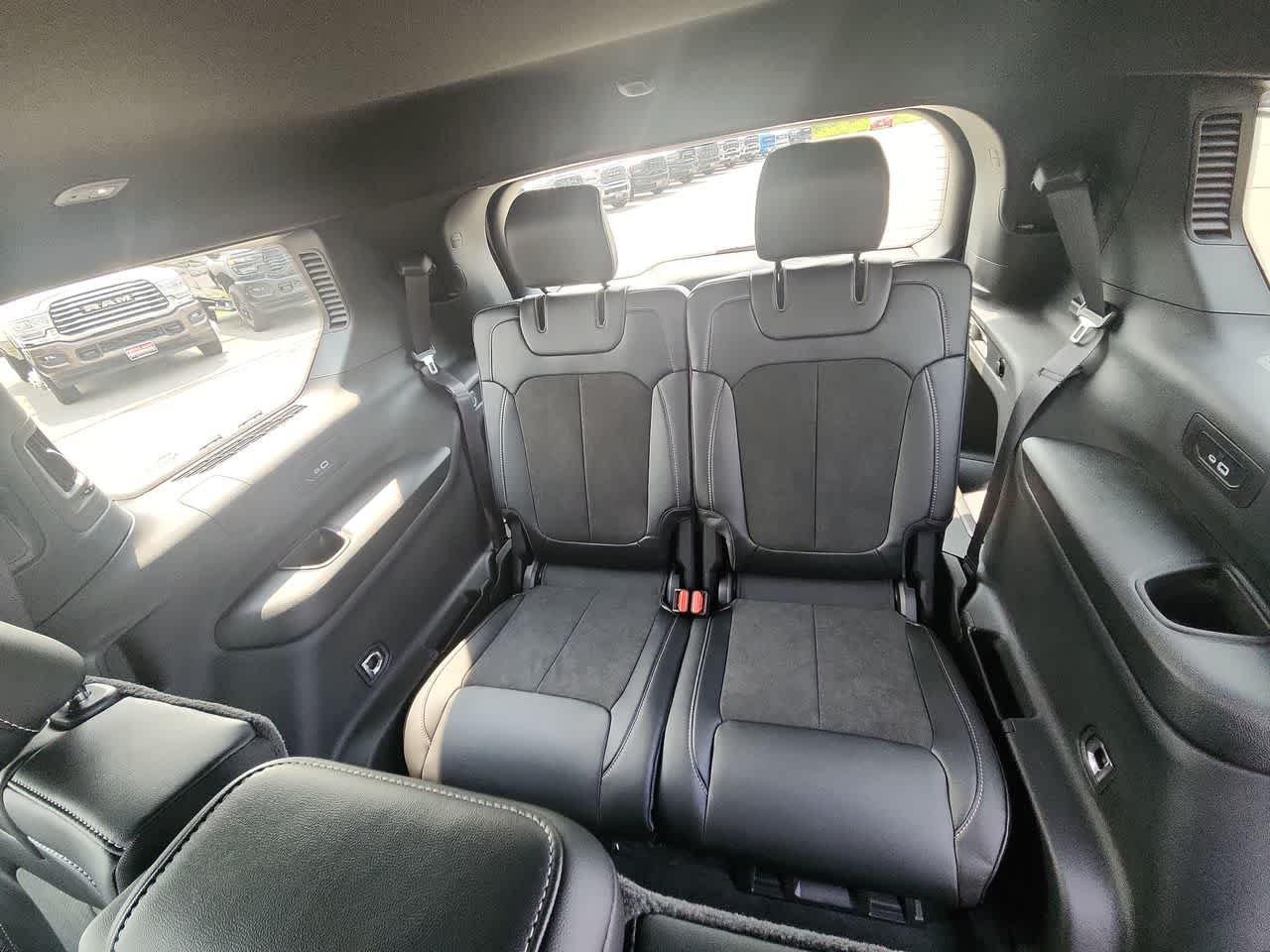 New 2026 Bright White Clear-Coat Exterior Paint Jeep Laredo Altitude image 16