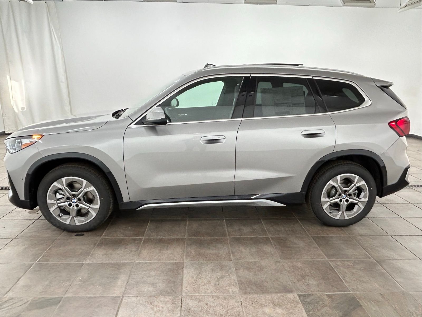 New 2026 Space Silver Metallic BMW xDrive28i image 2
