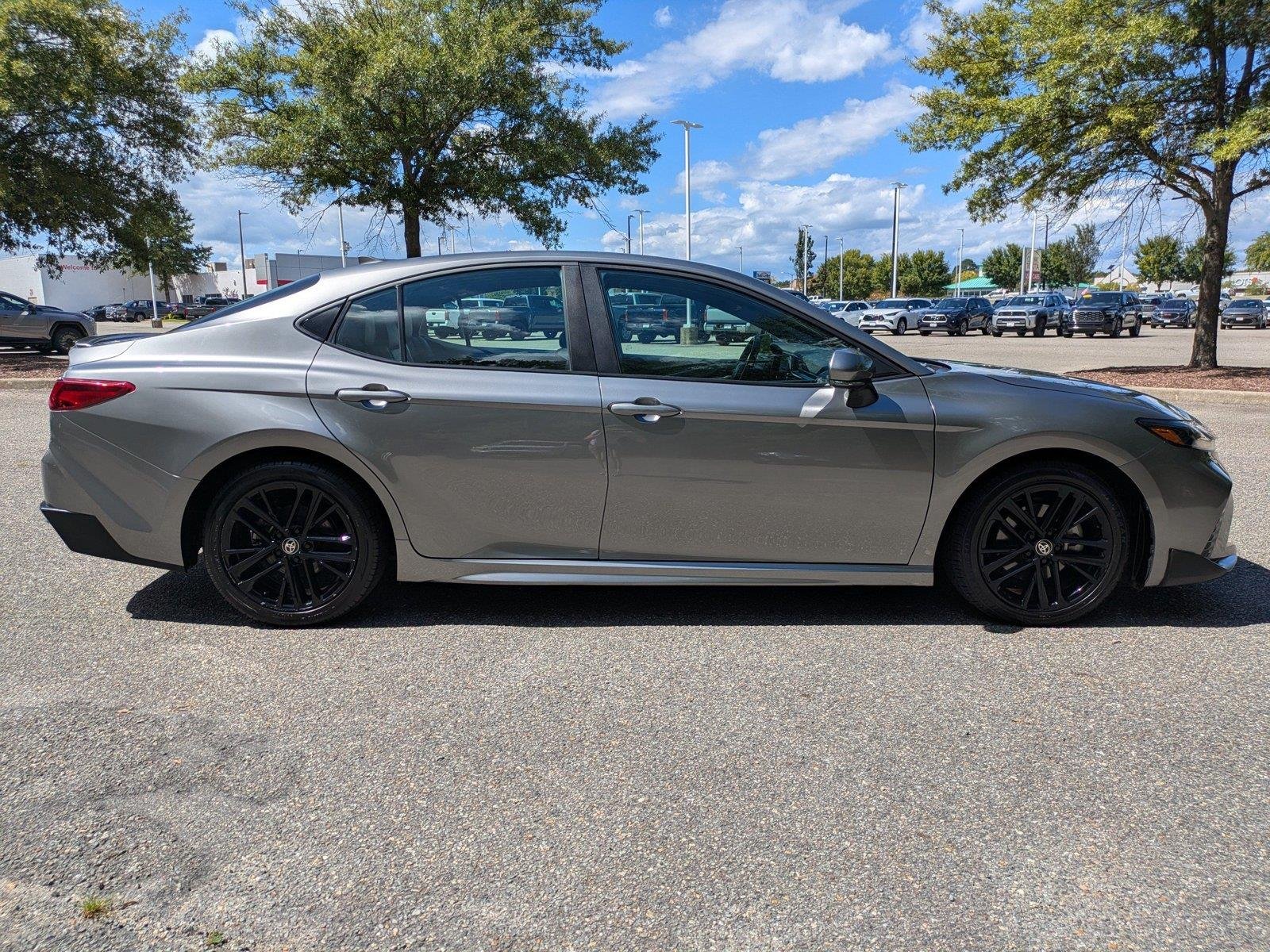Used 2025  Toyota SE image 3