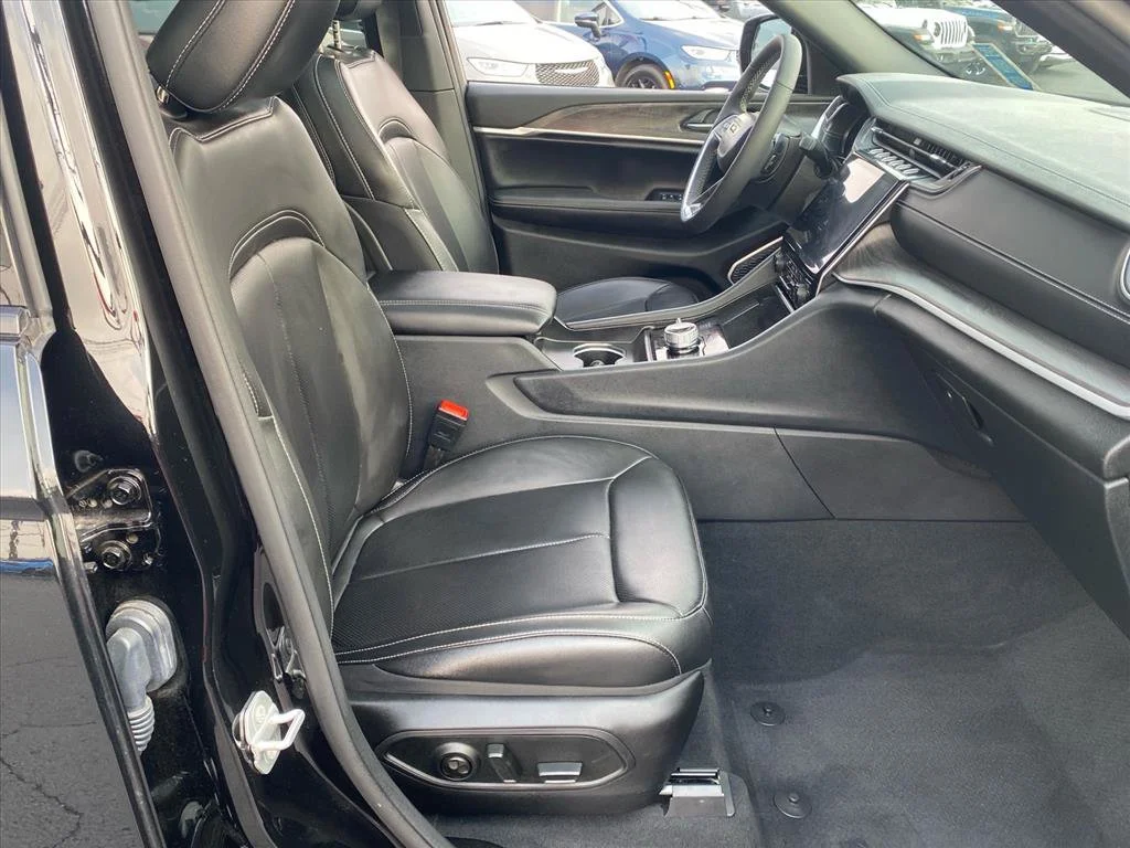 Used 2025 Diamond Black Crystal Pearlcoat Jeep Limited image 26