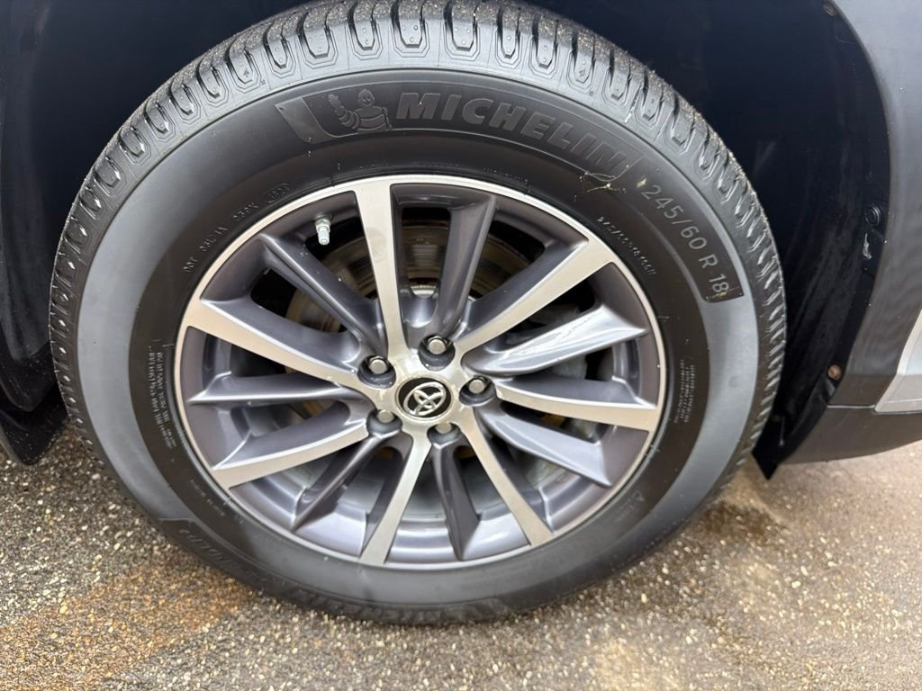 Used 2019 Silver Toyota XLE image 36