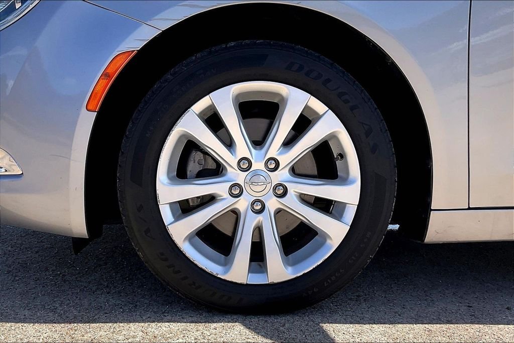 Used 2015 Silver Chrysler Limited image 34