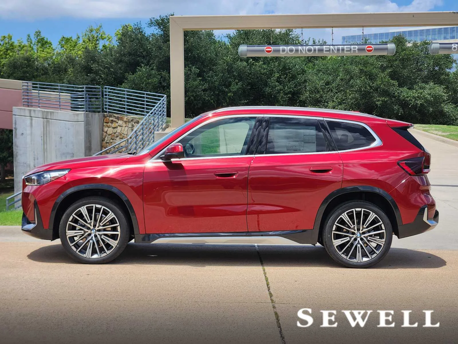 New 2026 Vegas Red Metallic BMW xDrive28i image 2