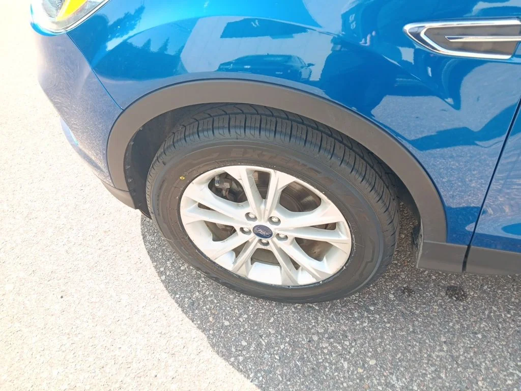 Used 2019 Lightning Blue Metallic Ford SE image 10