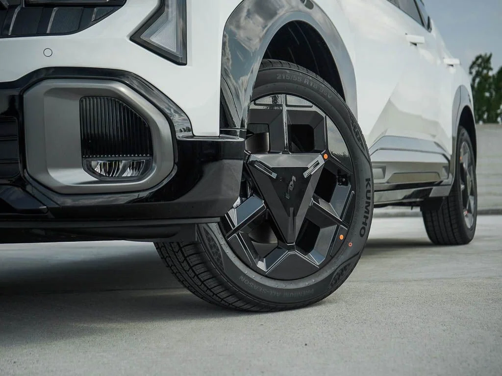 New 2027 Snow White Pearl / Black Roof Kia X-Line S AWD image 6