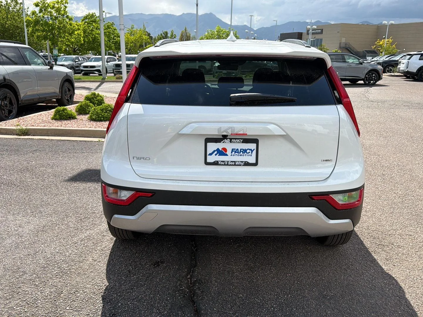 New 2026 Snow White Pearl Kia LX image 5