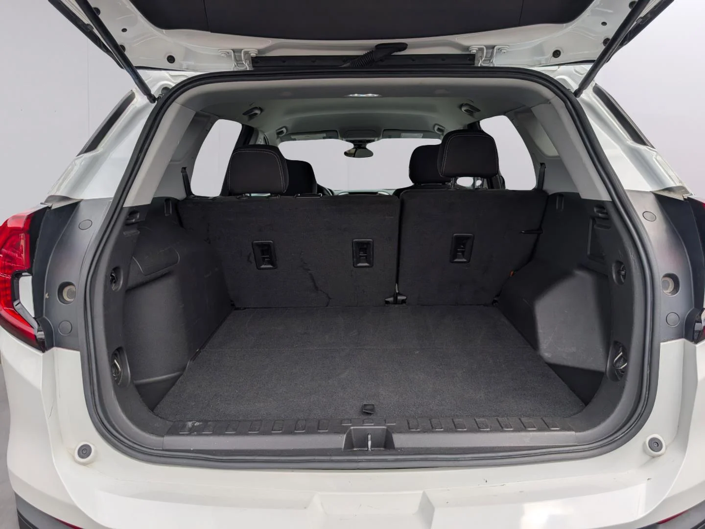 Used 2024 Summit White GMC SLE image 33