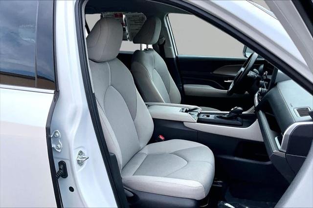 Certified Used 2025 WIND CHILL PEARL Toyota  image 9