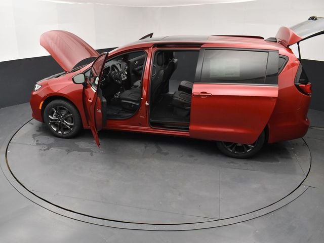 New 2026 Red Hot Pearl-Coat Exterior Paint Chrysler Select image 30