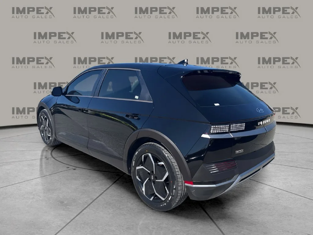 Used 2023 Black Hyundai SE image 3