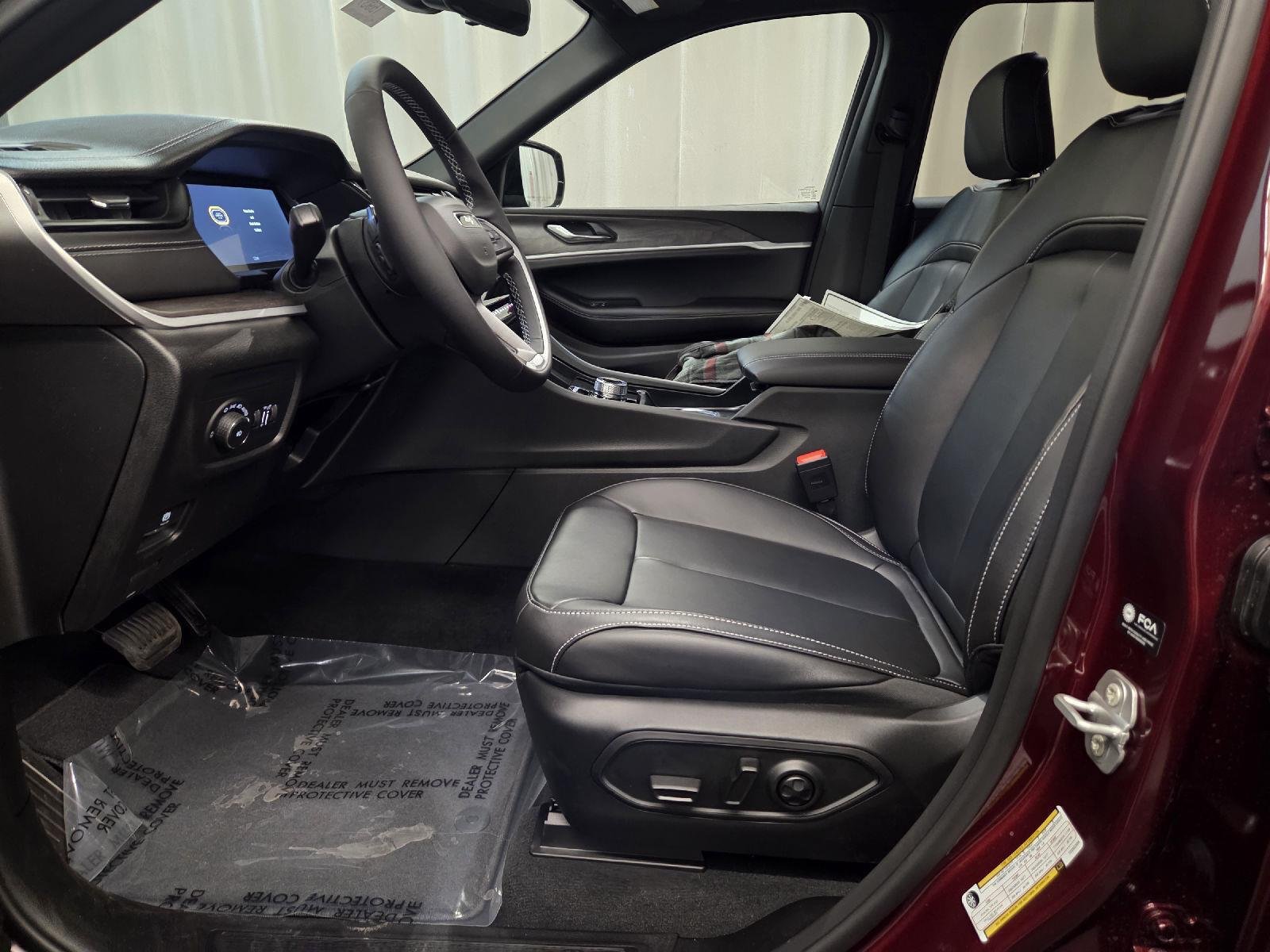 New 2026 Velvet Red Pearl-Coat Exterior Paint Jeep Limited image 18