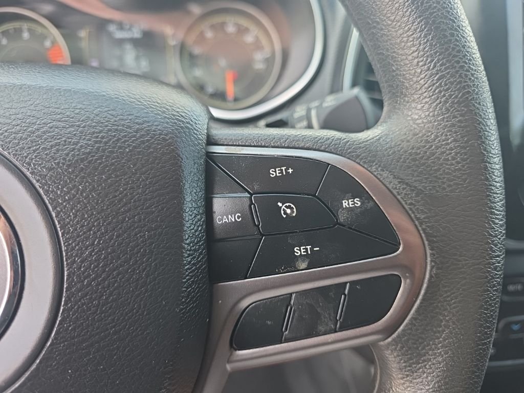 Used 2021 White Jeep Latitude image 17