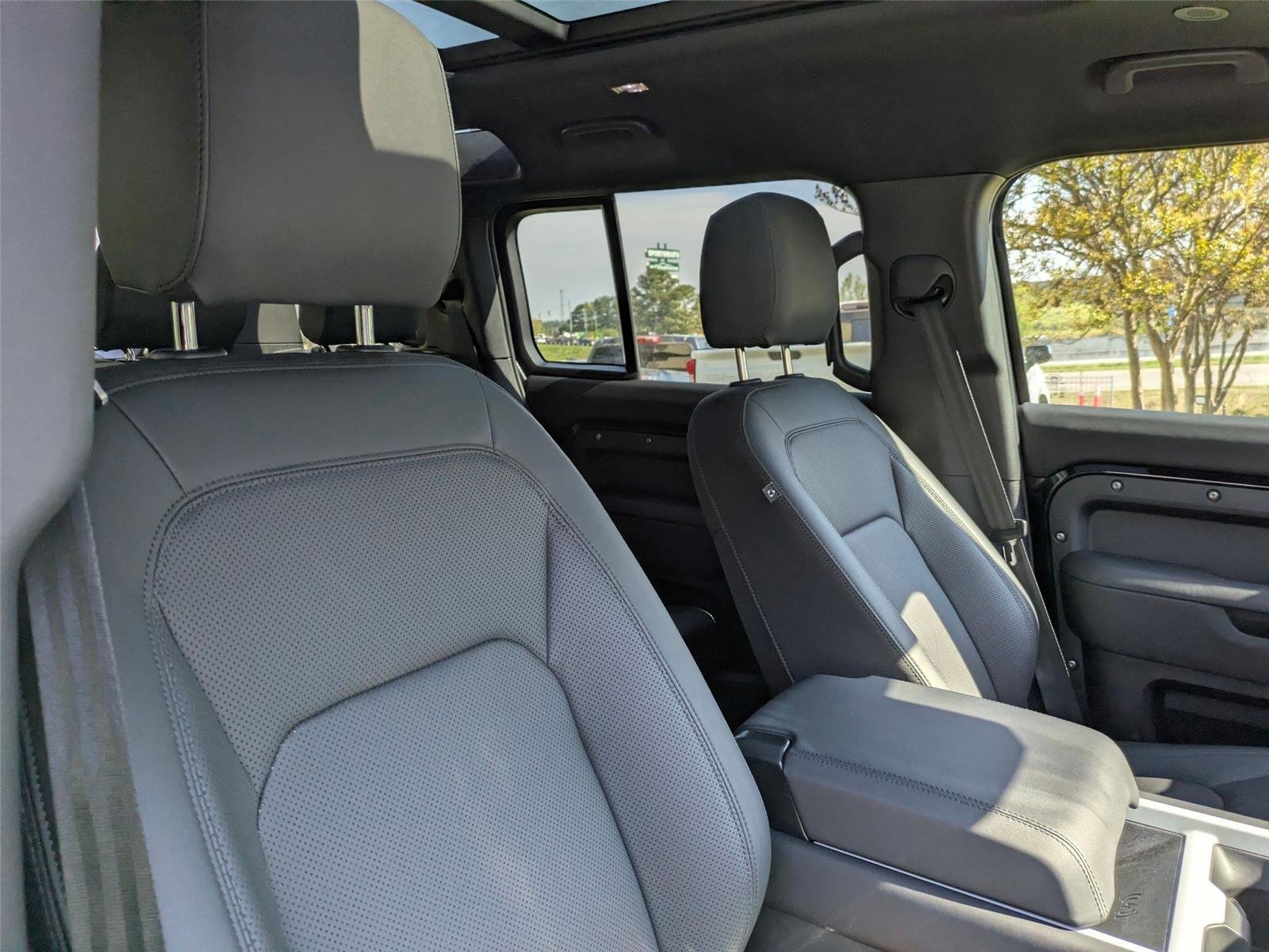 Used 2025  Land Rover S image 36