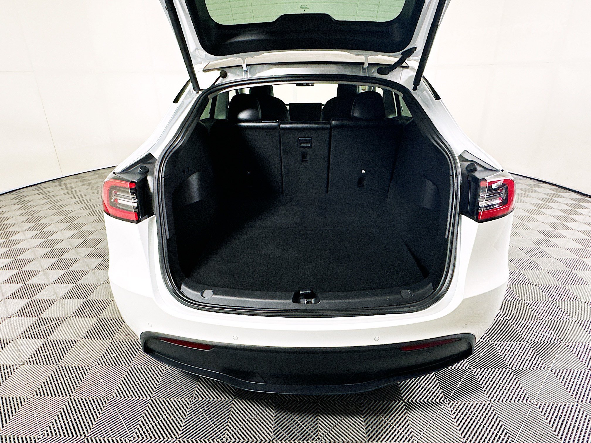 Used 2021 White Tesla Standard Range image 30