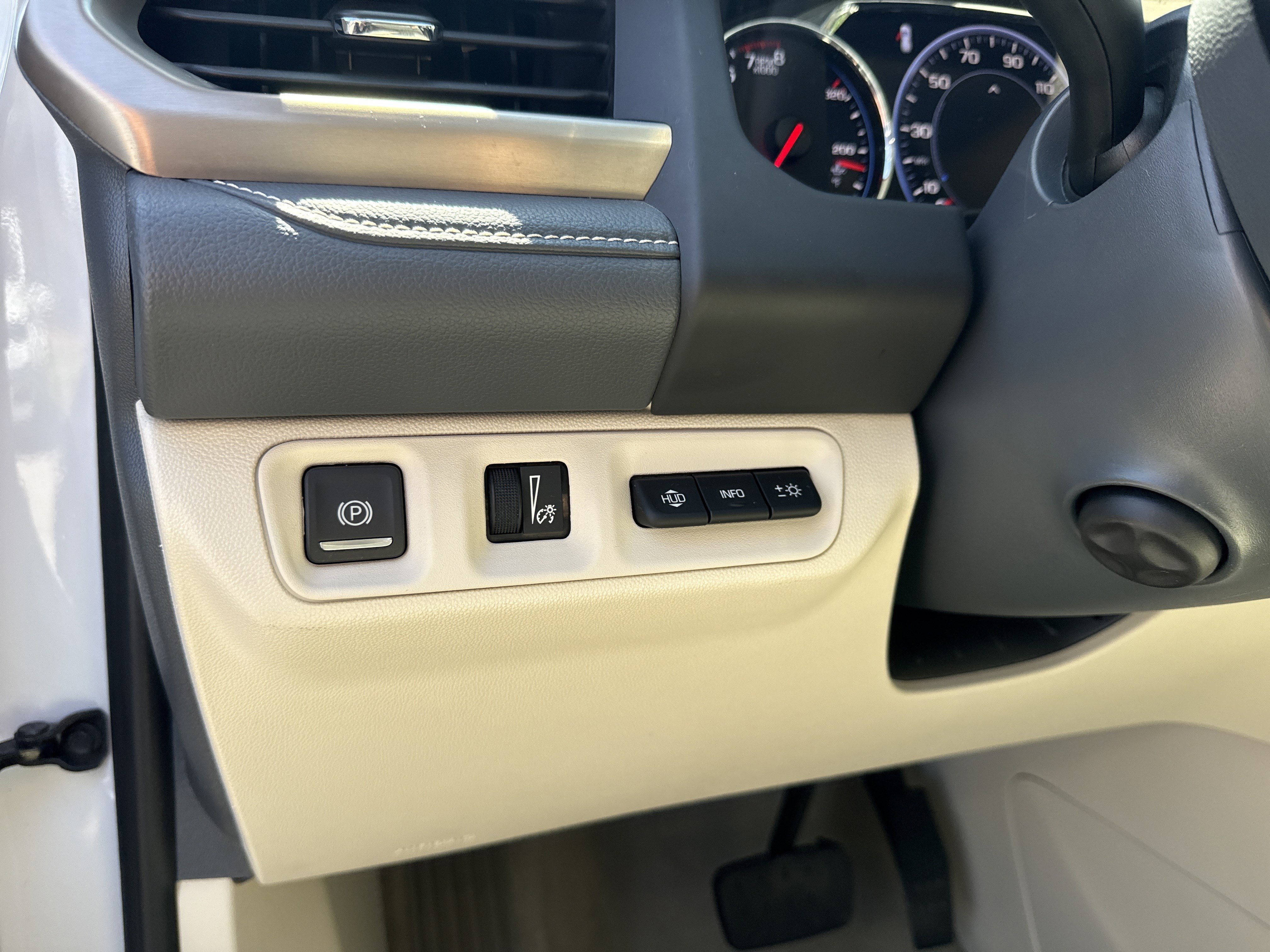 Used 2022 White Frost Tricoat GMC Denali image 34